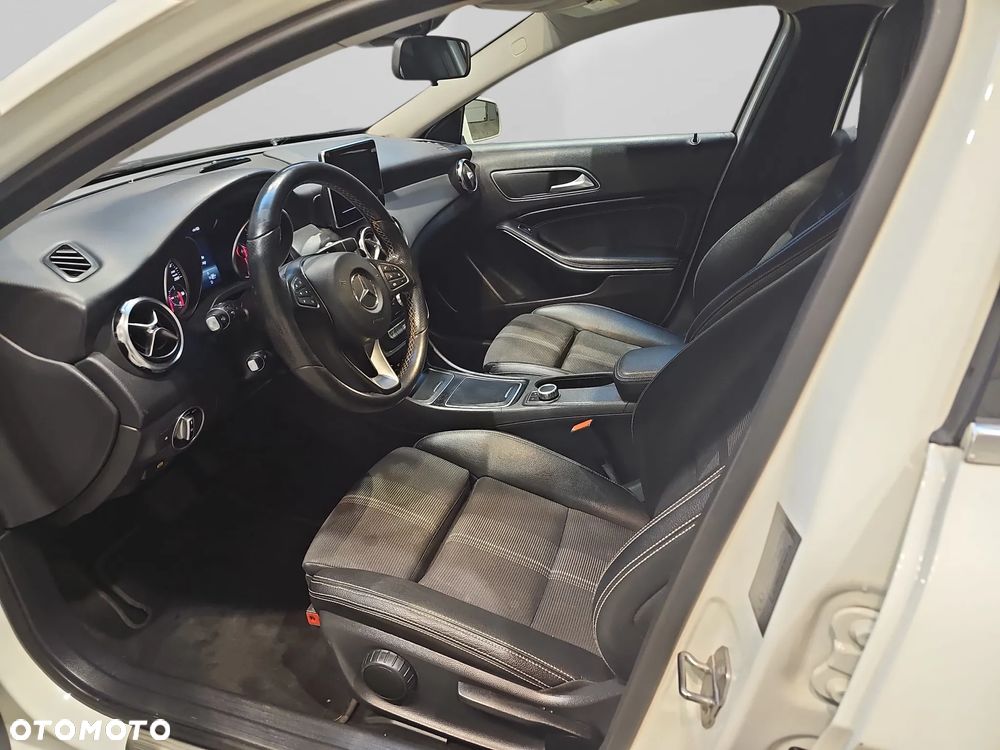 Mercedes-Benz GLA 200 7G-DCT Urban - 26