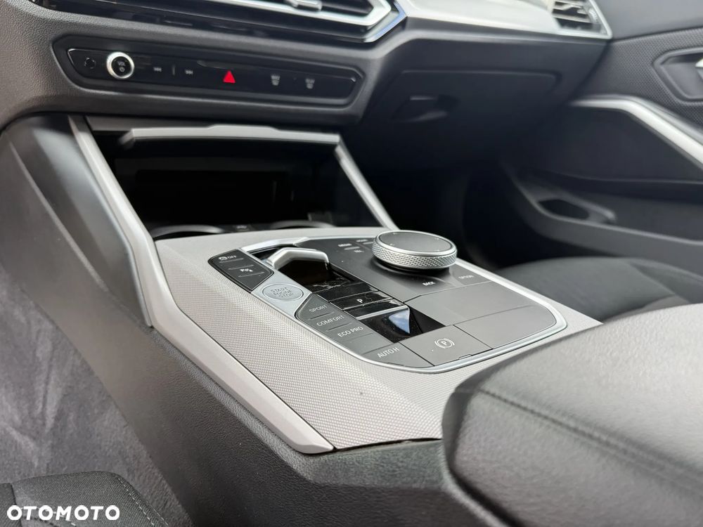 BMW Seria 3 318d mHEV - 18