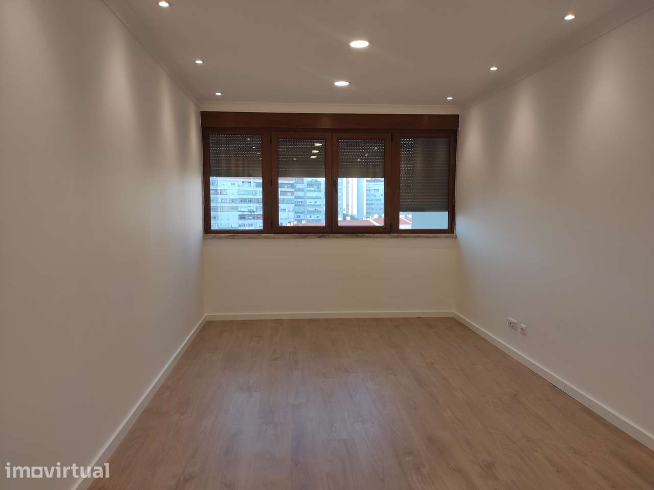 Apartamento T3 com 98,5 m² de área útil, totalmente remodelado de raiz - Grande imagem: 2/11