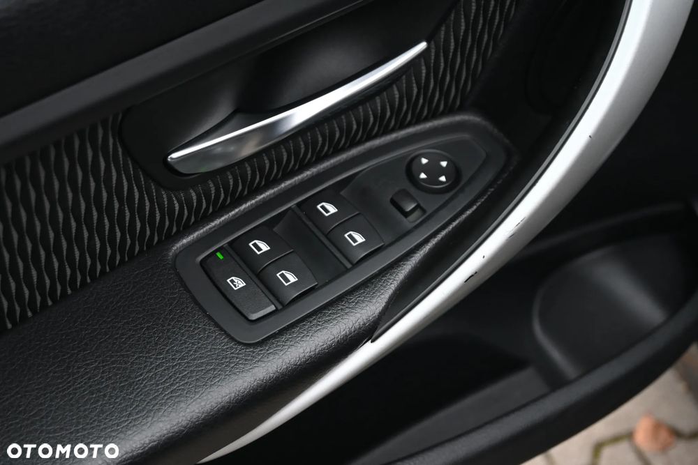 BMW Seria 3 320d DPF Edition Sport - 35