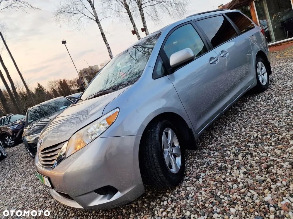 Toyota Sienna - 1