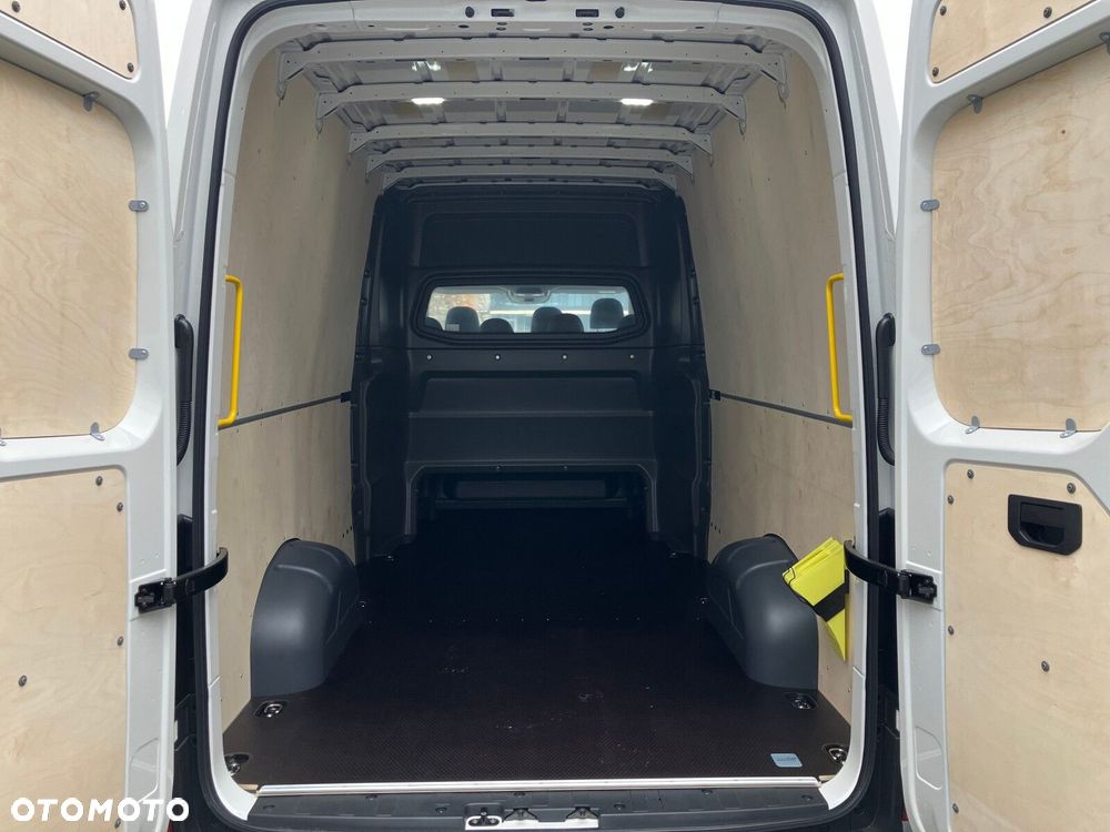 Volkswagen Crafter Crafter 35 Furgon z wysokim dachem silnik: 2,0 l EURO VI SCR 163 KM / skrzynia biegów: Przedni napęd automatyczna 8-biegowa rozstaw osi: 4490 mm - 11