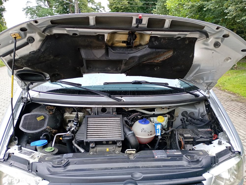 Volkswagen Caravelle - 9