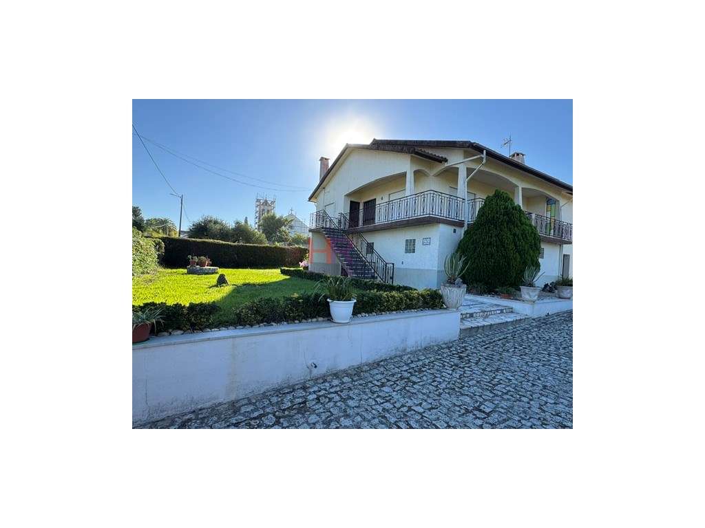 Vende-se Moradia Isolada com garagem e com terreno e árvores de fruto. - Grande imagem: 2/60