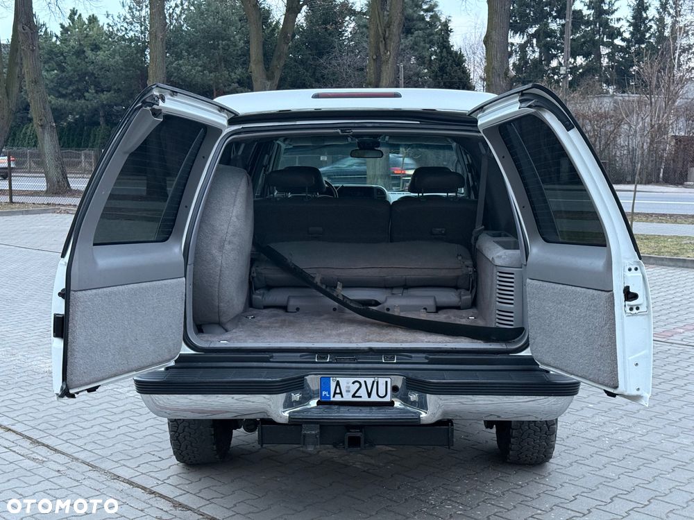 Chevrolet Suburban - 28