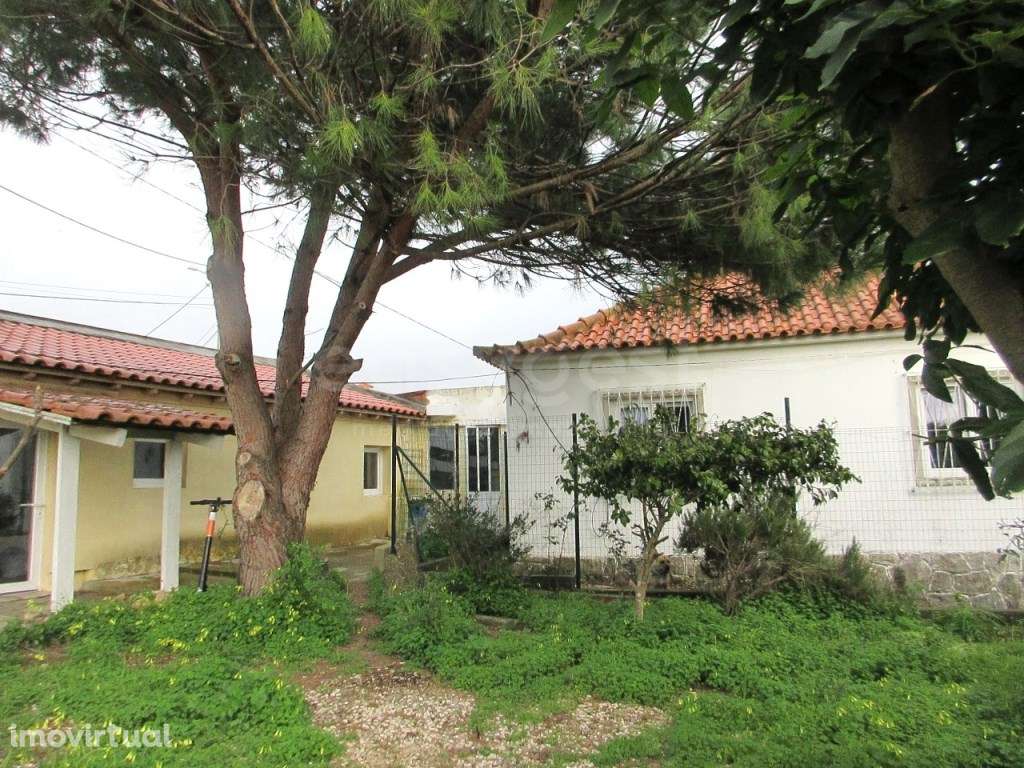 Terreno urbano com 2 moradias, rendimento e potencial construtivo -... - Grande imagem: 3/18