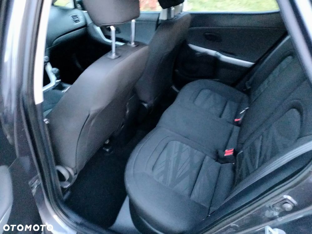Kia Ceed - 11