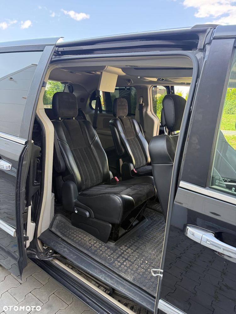 Chrysler Town & Country 3.6 Limited - 28