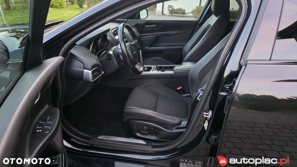 Jaguar XE 2.0 T R-Sport - 11