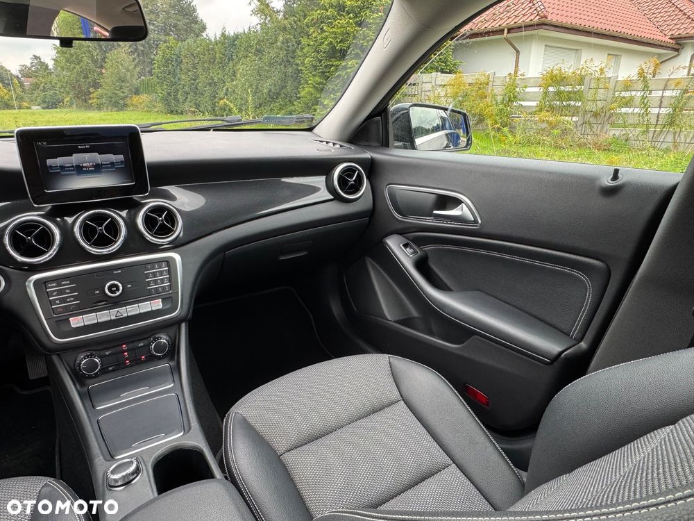 Mercedes-Benz CLA 180 7G-DCT - 17
