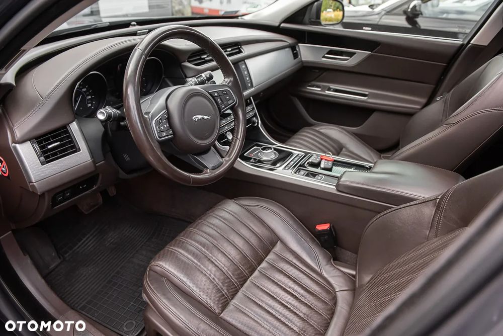 Jaguar XF 20d Sportbrake Portfolio - 15