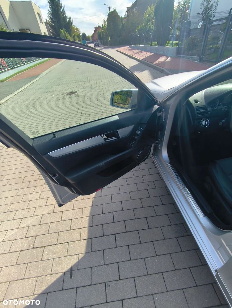 Mercedes-Benz Klasa C 200 CGI Automatik BlueEFFICIENCY Avantgarde - 16