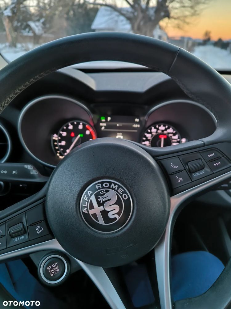 Alfa Romeo Stelvio 2.0 Turbo 16V AT8-Q4 Ti - 8