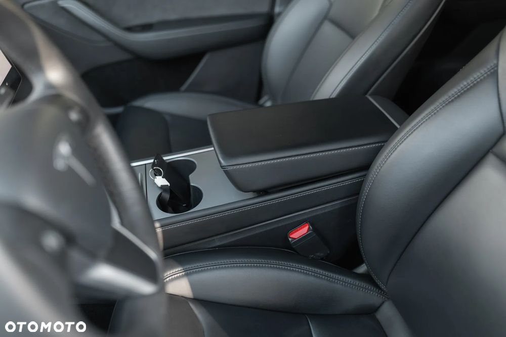 Tesla Y Performance AWD - 18
