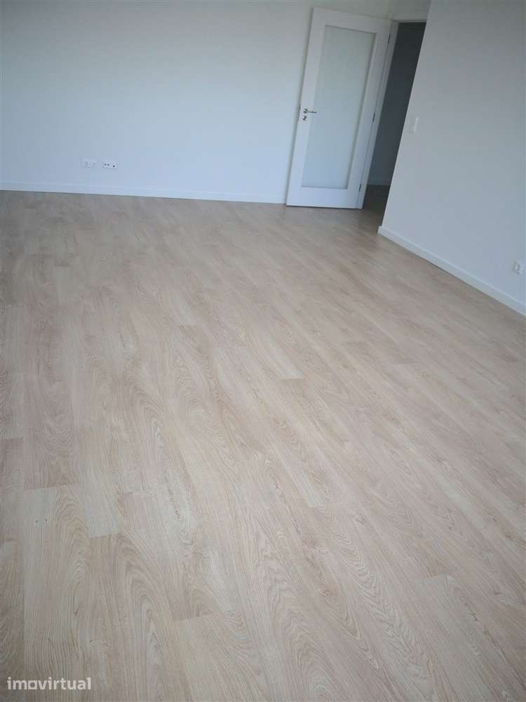 T2 - ARRENDAMENTO - COZINHA EQUIPADA E LUGAR DE ESTACIONAMENTO - Grande imagem: 4/29