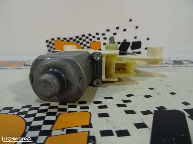 Motor Do Elevador De Vidros Mercedes-Benz C-Class (W204)  0130822442 / - 6