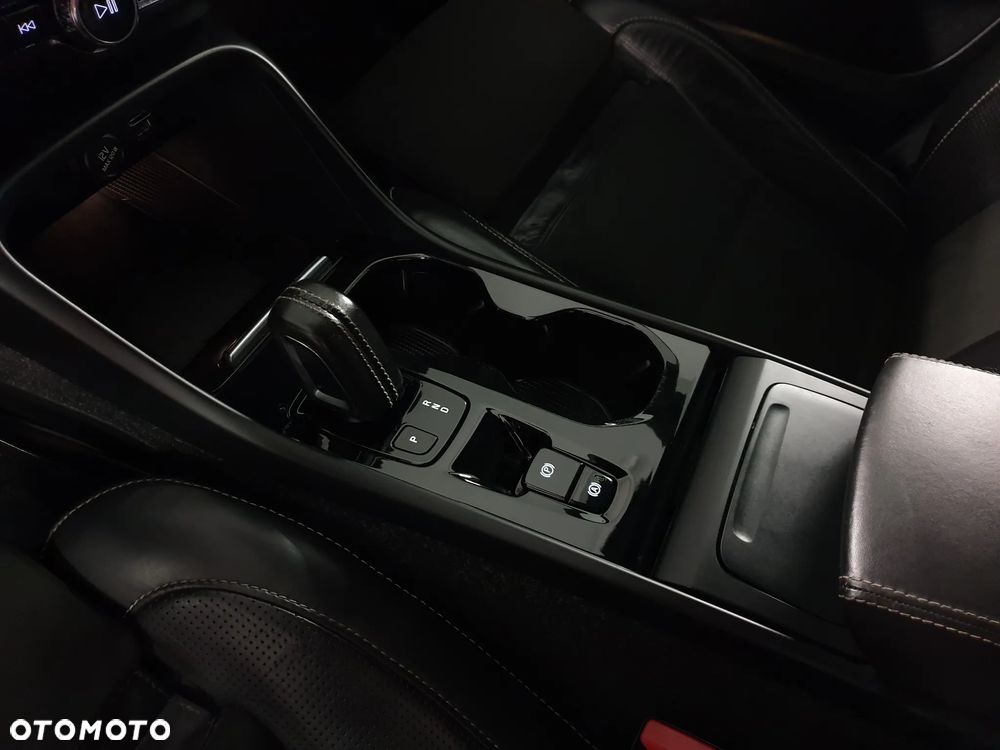 Volvo XC 40 D4 AWD R-Design - 32