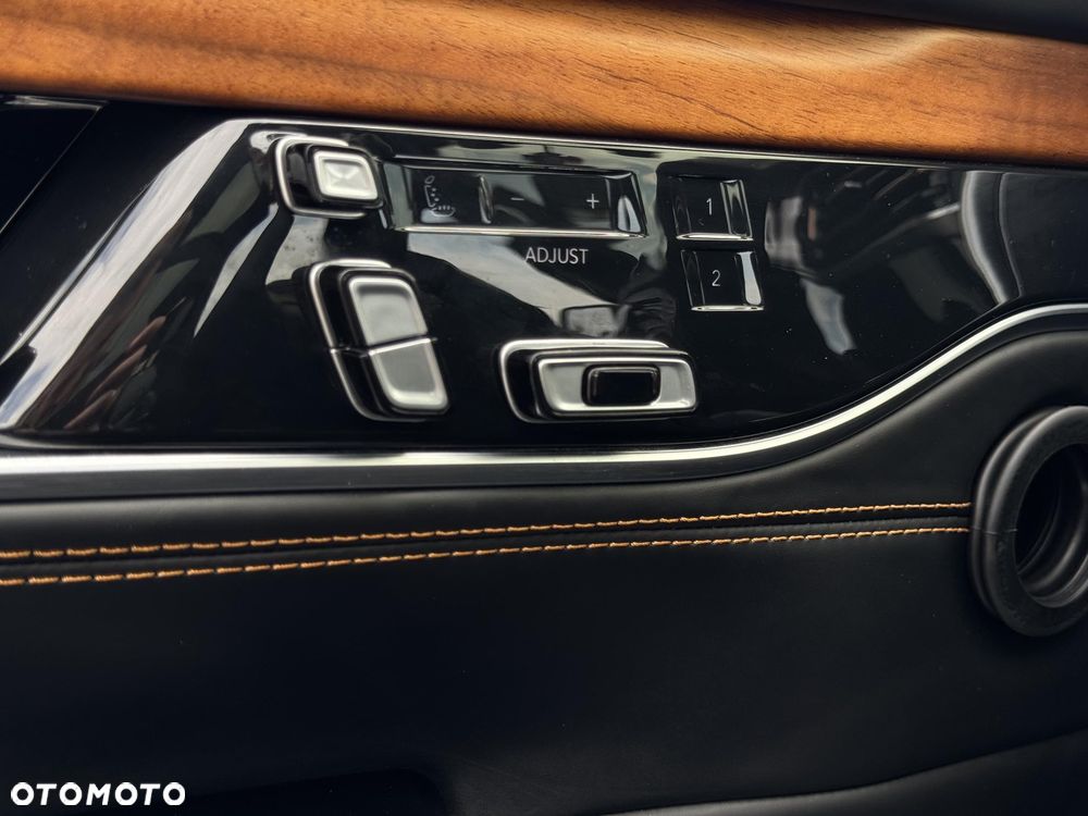 Jeep Grand Wagoneer - 28