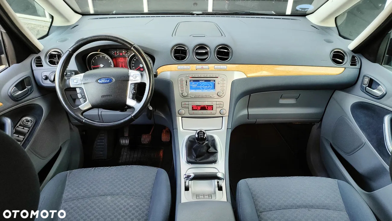Ford Galaxy 2.0 Ghia - 17