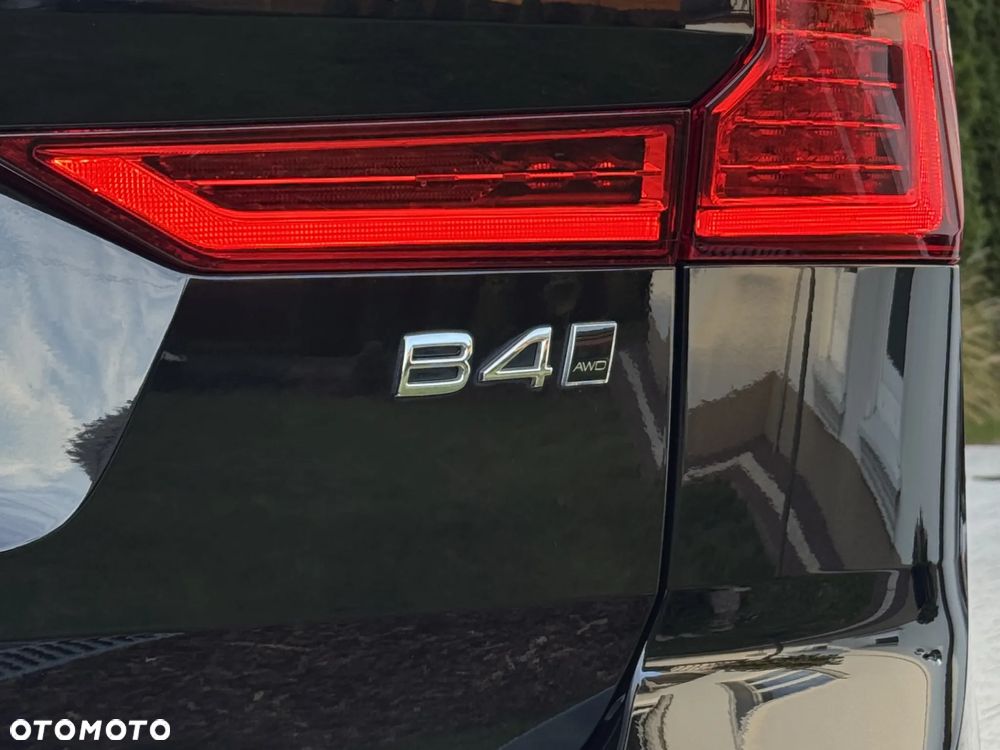 Volvo XC 60 B4 D AWD Plus Dark - 38