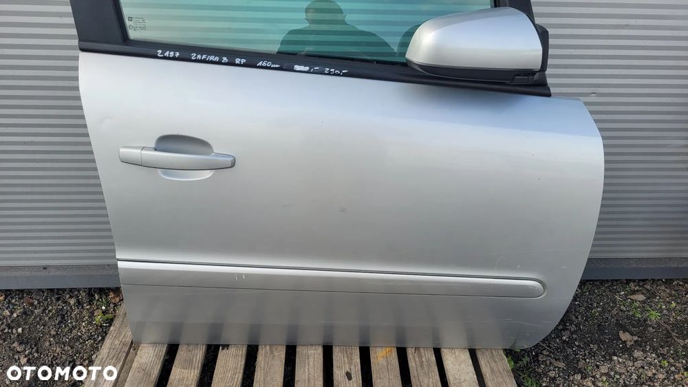 Opel Zafira B Drzwi prawy przod Z157 - 2
