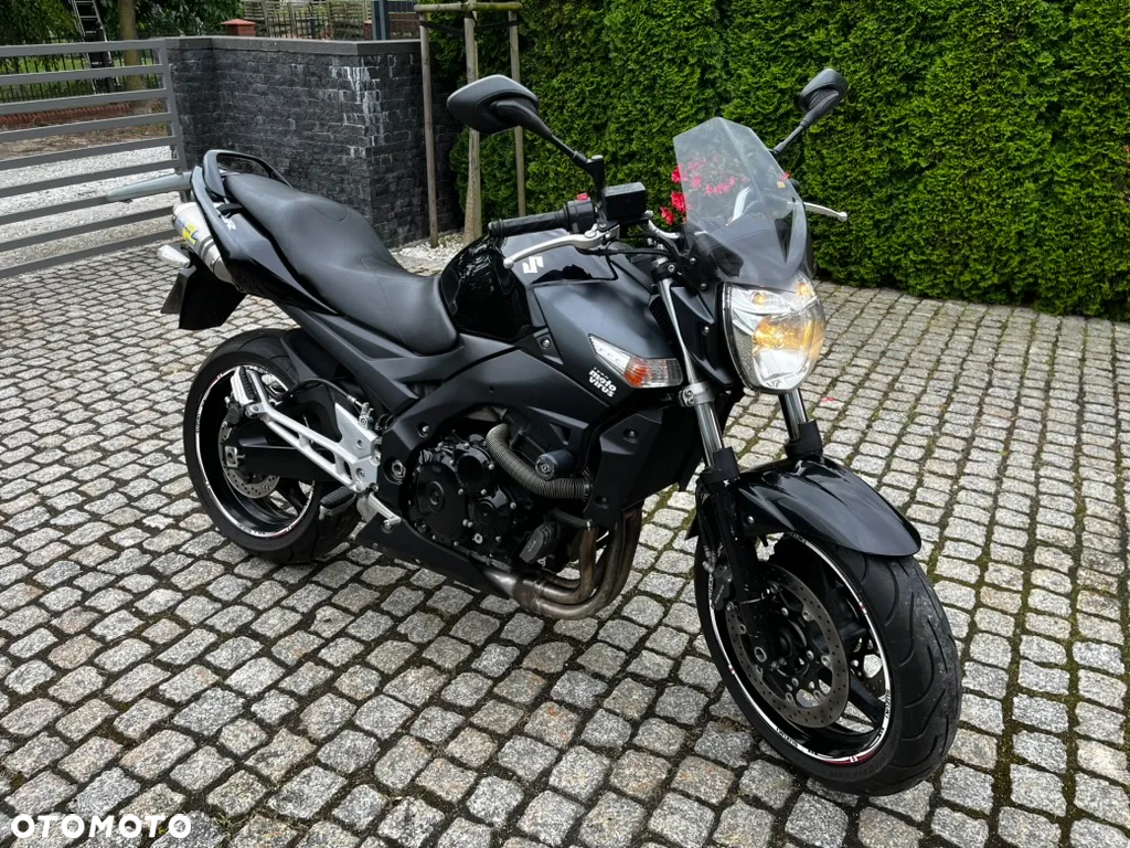 Suzuki GSR - 2