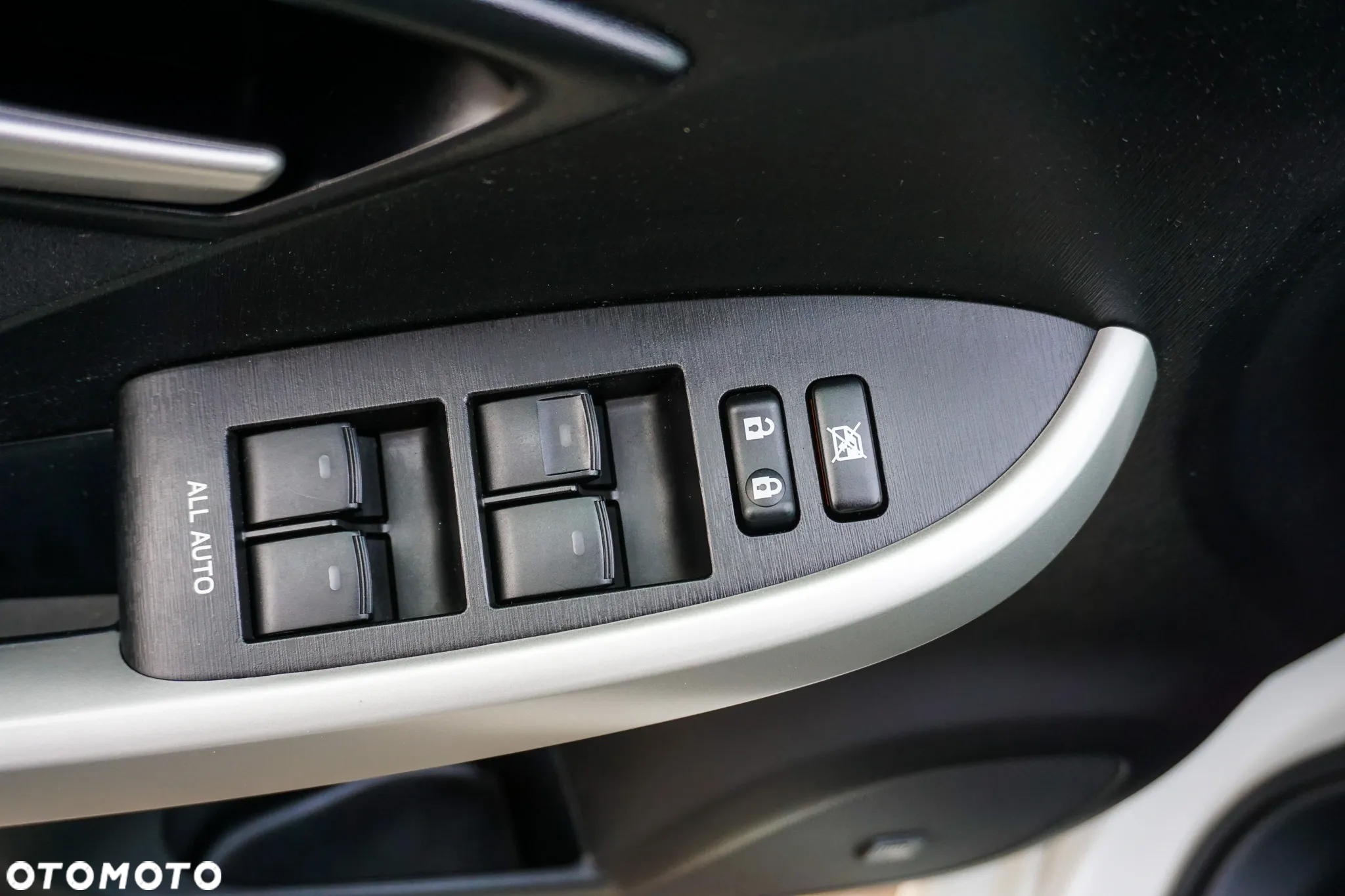 Toyota Prius Plug-in (Hybrid) Life - 24