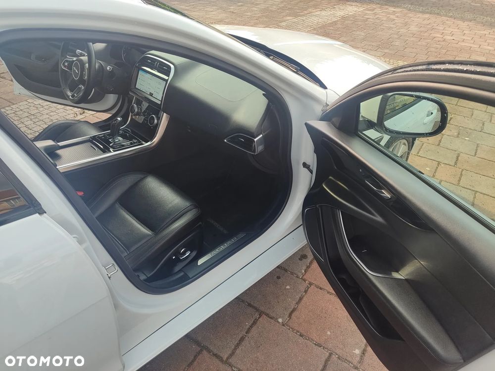 Jaguar XE 2.0 T AWD Prestige - 7