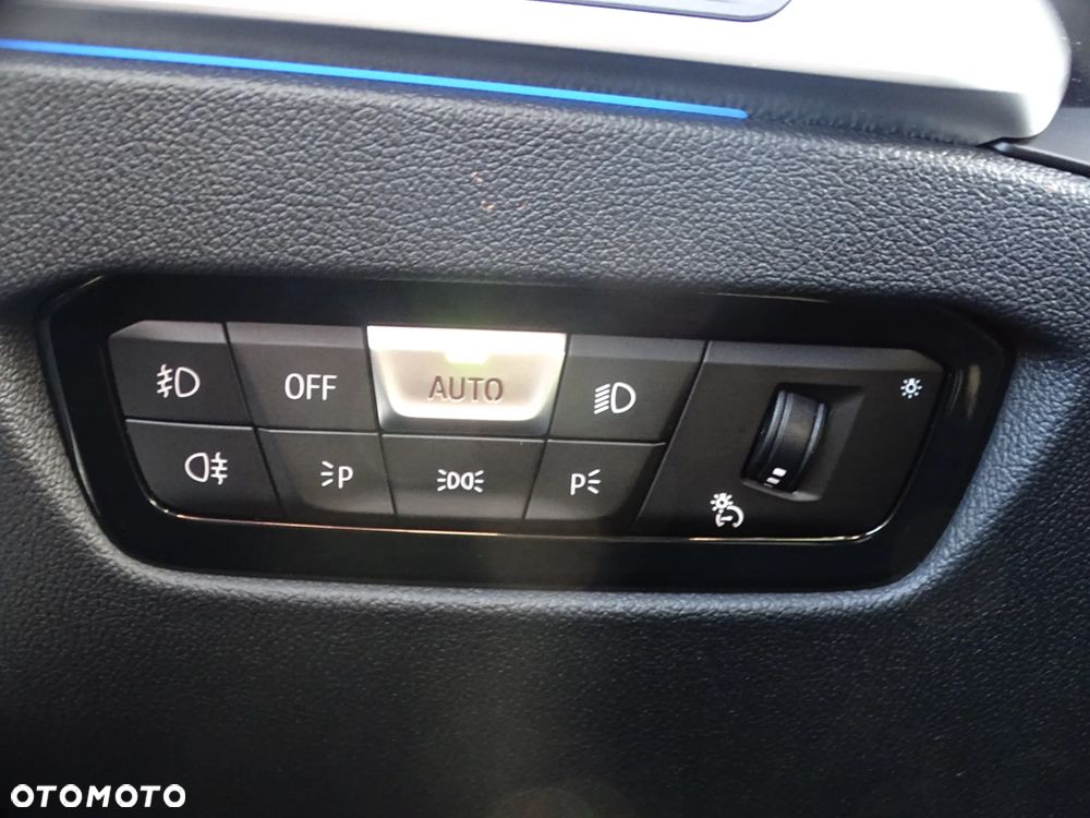 BMW Seria 3 330e xDrive M Sport - 18