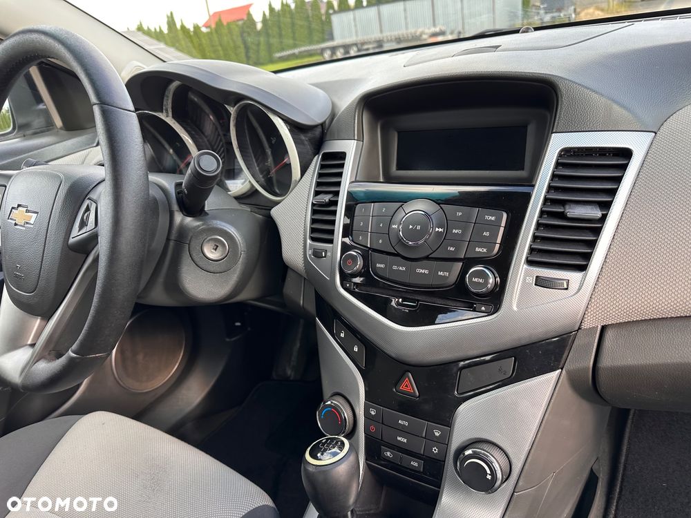 Chevrolet Cruze 1.8 LS - 33