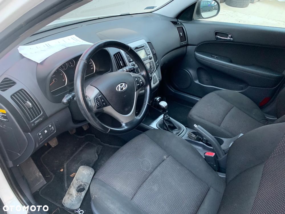 HYUNDAI I30 2009 *SAMOCHÓD NA CZĘŚCI* 3540 MASKA, LAMPA, DRZWI, LUSTERKO, ZDERZAK, GRILL, BŁOTNIK, KLAPA, BELKA, DESKA, FOTELE, KANAPA, ĆWIARTKA KIEROWNICA, TARCZE, ZACISKI, ZAWIESZENIE, KOMPLETNY PRZÓD, KOMPLETNY TYŁ, LICZNIK, ZEGARY, PRAWE LEWE PRZÓD TYŁ - 5