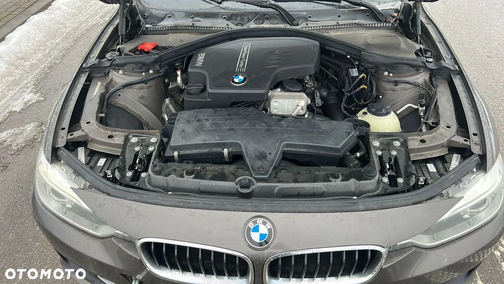 BMW Seria 3 328i xDrive Sport Line - 7