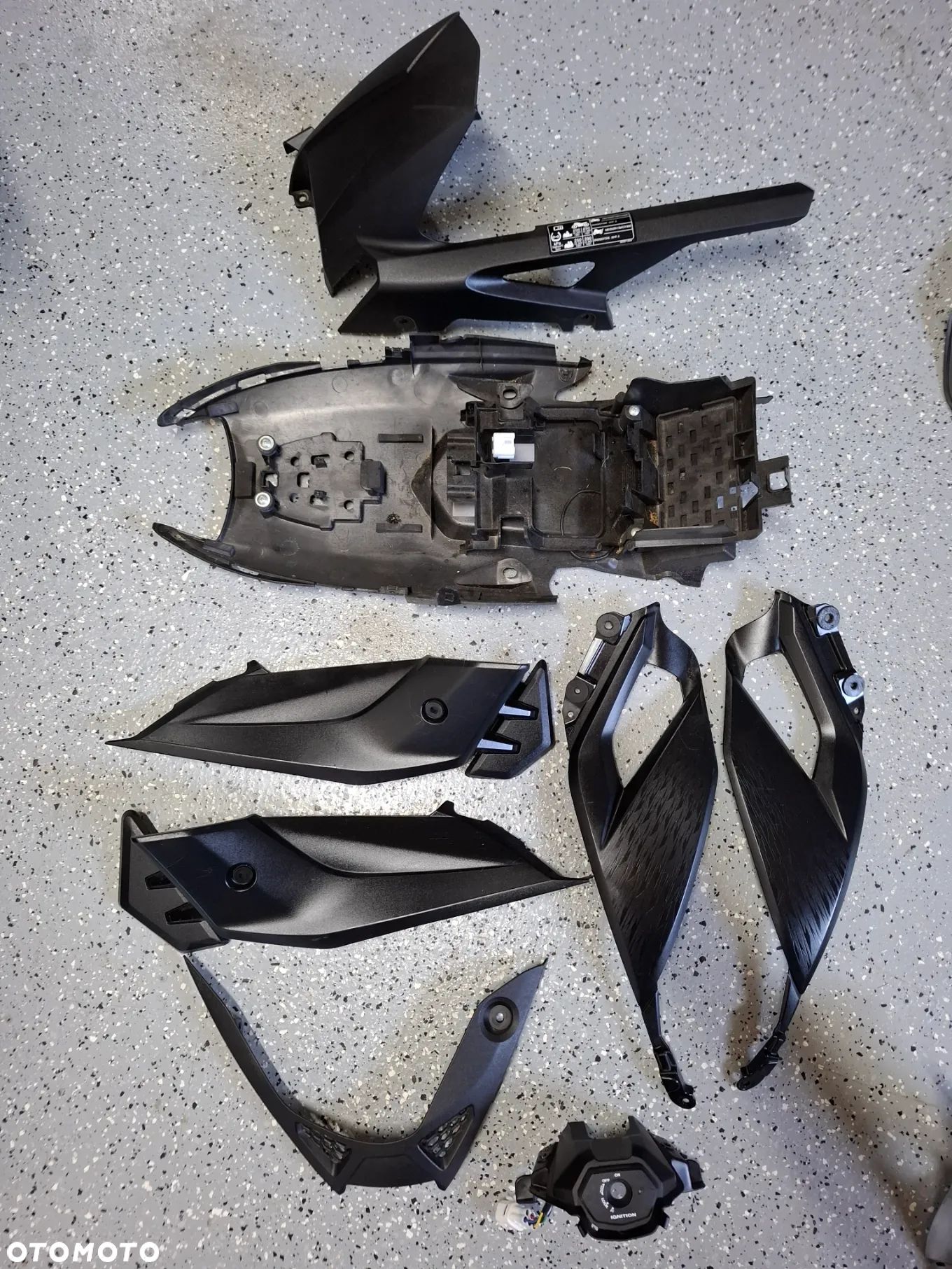 Suzuki GSXS 750 wypełnienie panel owiewka ogon - 1