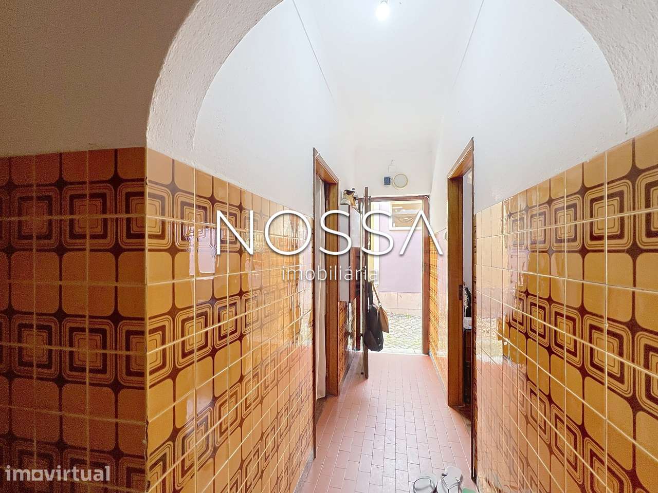 Moradia bi-familiar composta por dois apartamentos T2 com entradas... - Grande imagem: 4/52