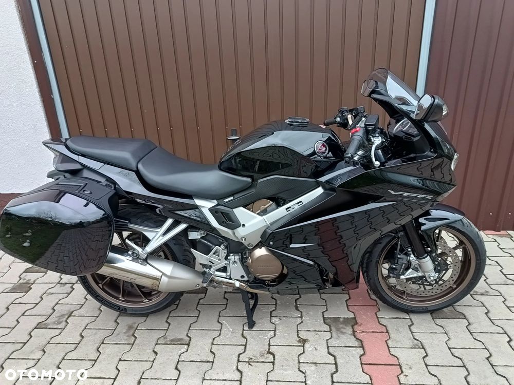 Honda VFR - 3