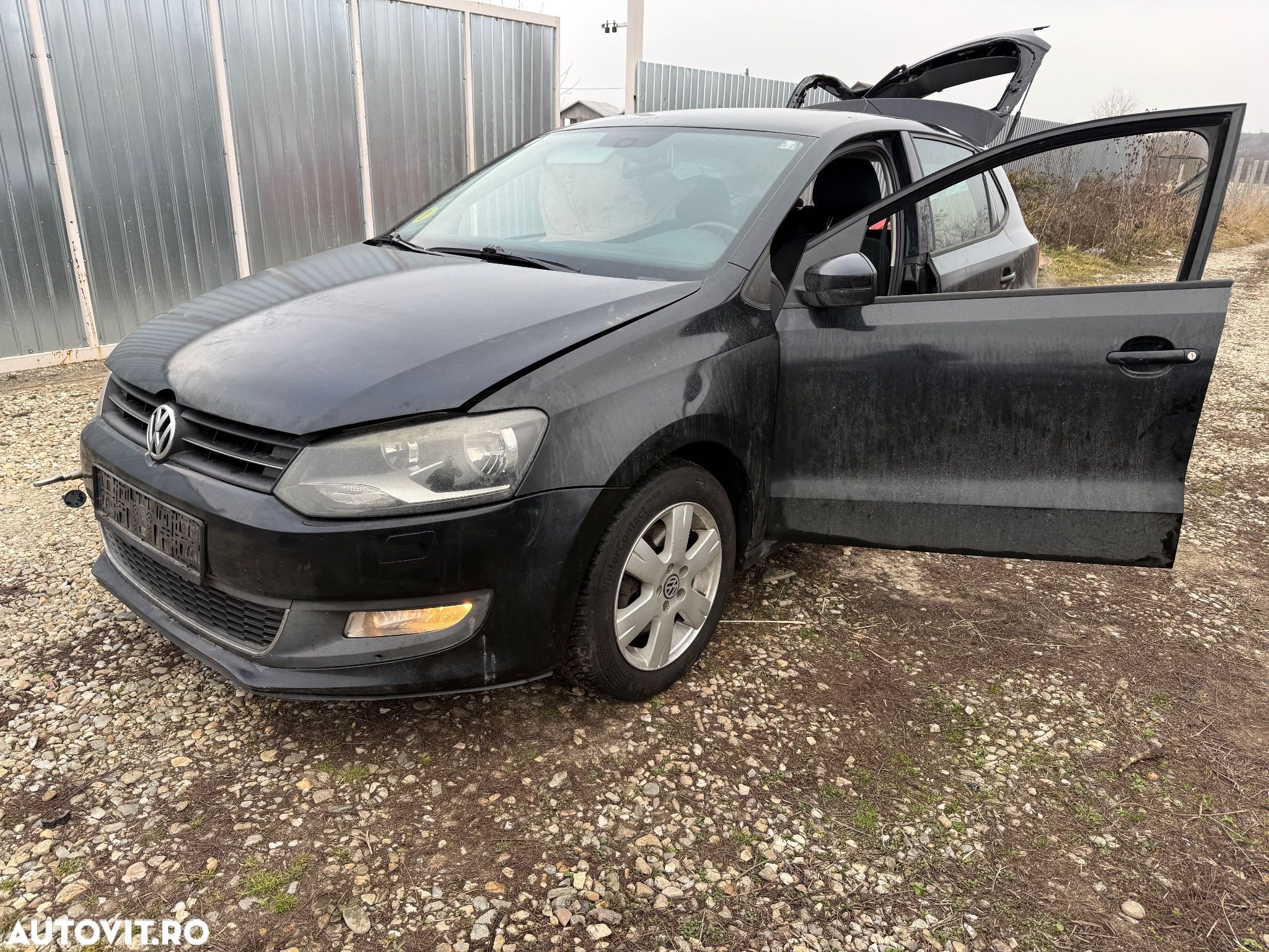 Dezmembrări VW polo 6R 2011 16TDI CAYC cutie KFK 5 trepte volan pe stanga 220 mi km piese accesorii avariată spate , dezmembrez culoare negru - 1