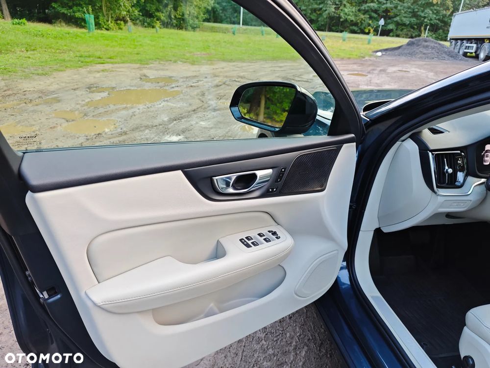 Volvo S60 T8 Recharge AWD Plus Dark - 13