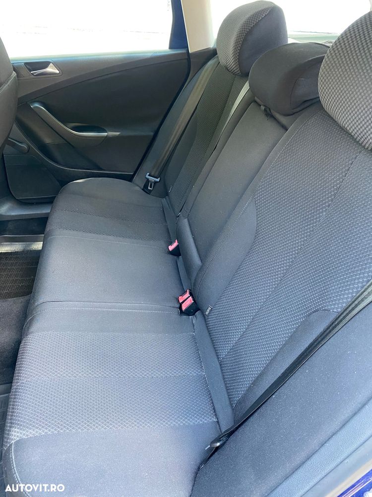 Volkswagen Passat 1.9 TDI DPF Trendline BlueMotion - 13