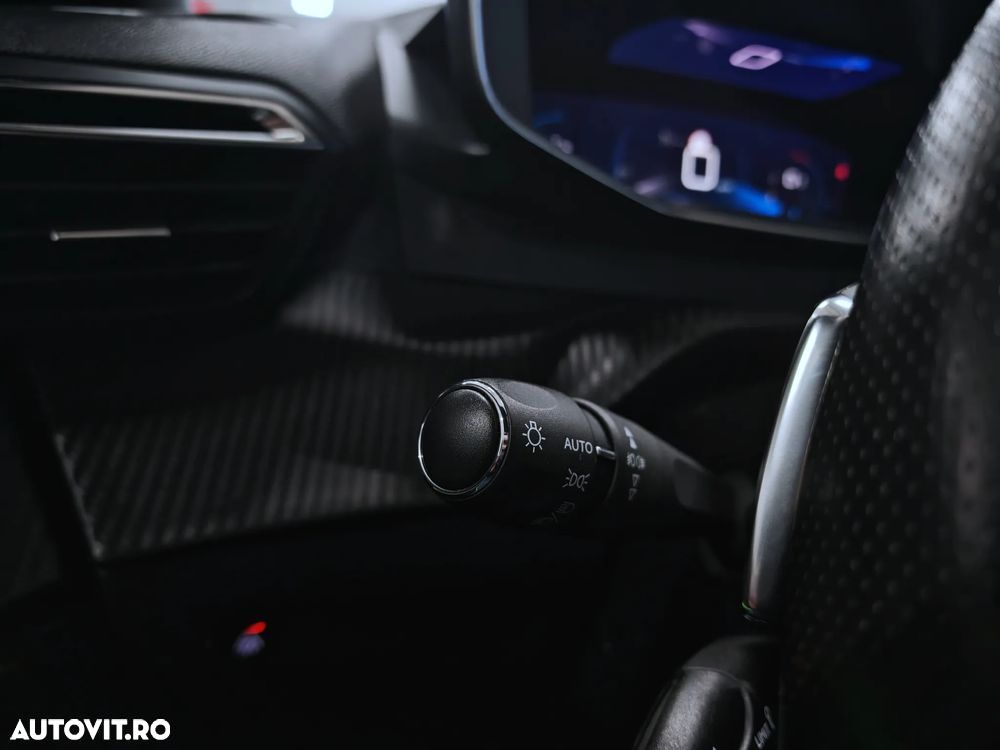 Peugeot 2008 PureTech 130 EAT8 GT - 25
