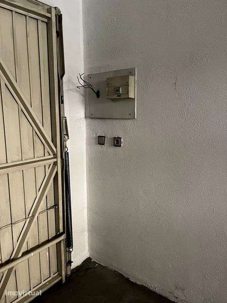 Box fechada com 21,5 m² para arrendamento | Rua de Timor, Queluz - Grande imagem: 3/5