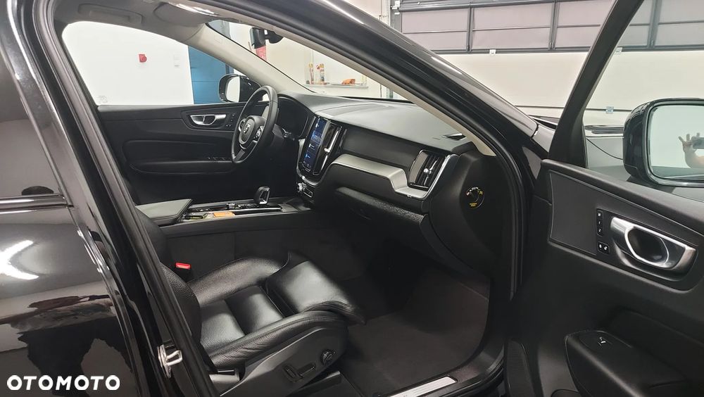 Volvo XC 60 B4 D Plus Dark - 8