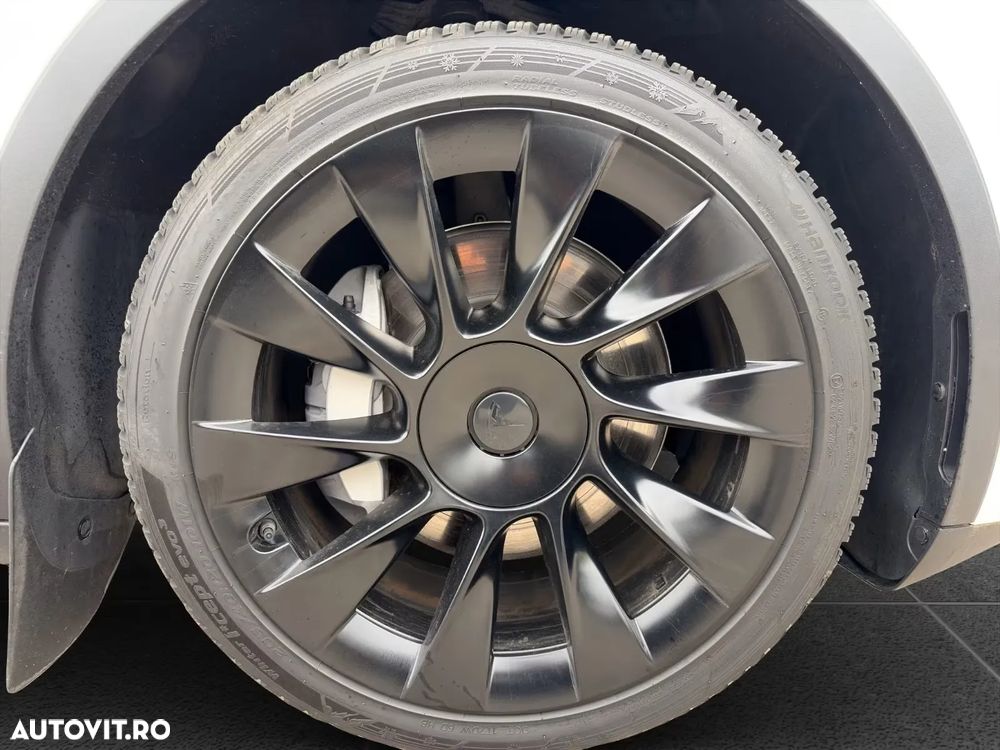 Tesla Model Y - 10
