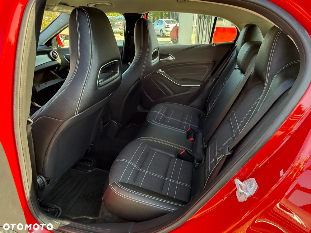 Mercedes-Benz GLA 180 7G-DCT - 31