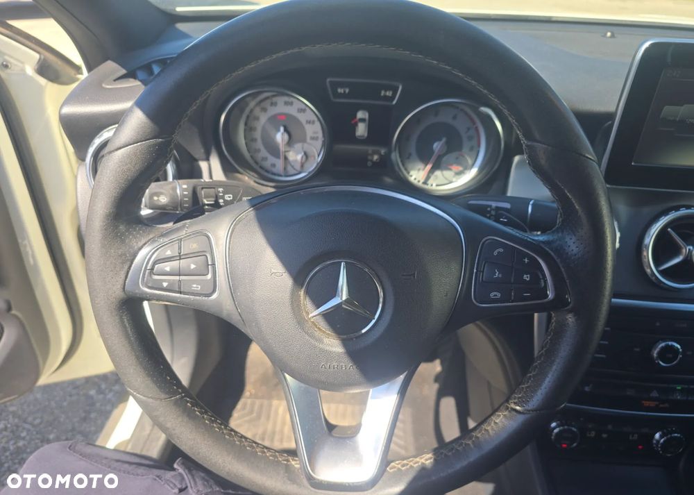 Mercedes-Benz GLA 250 4Matic 7G-DCT Urban - 10