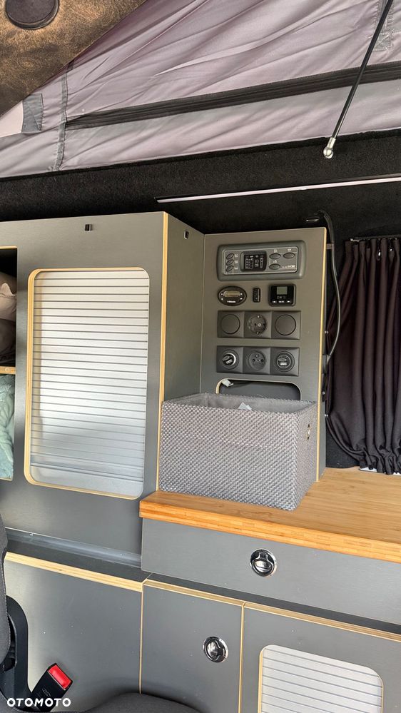 Volkswagen Caravelle - 14