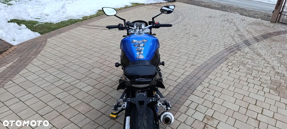 Suzuki GSR - 8