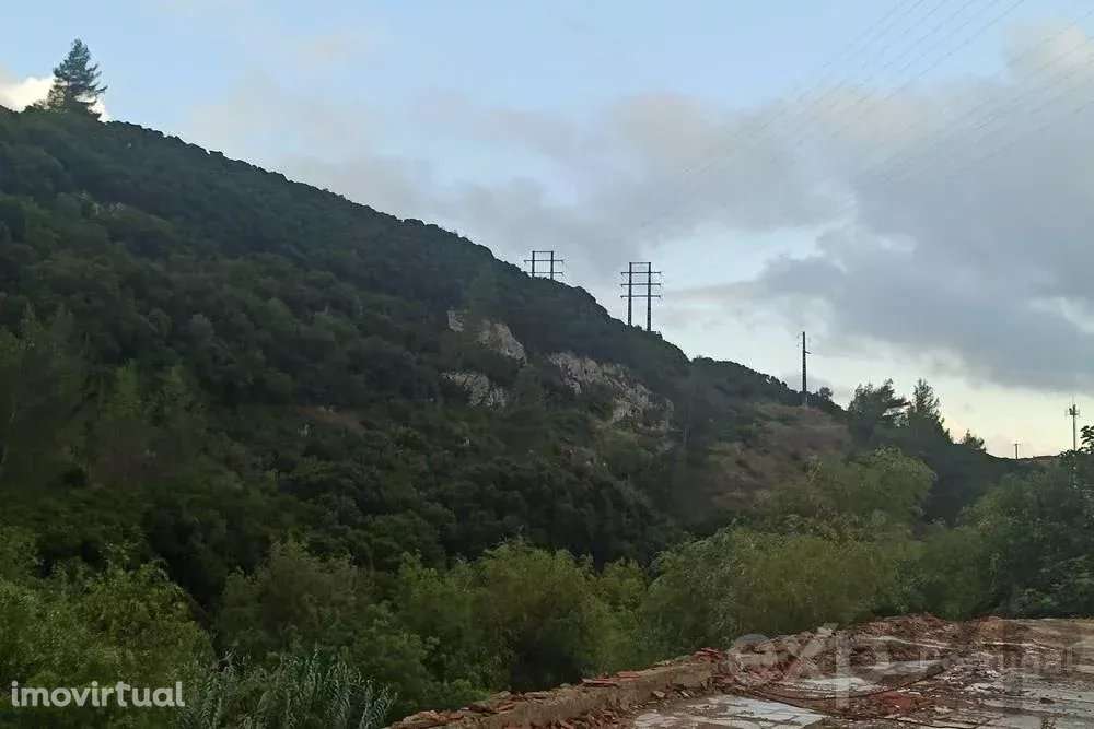 Armazém com terreno junto ao rio Trancão - Grande imagem: 2/17