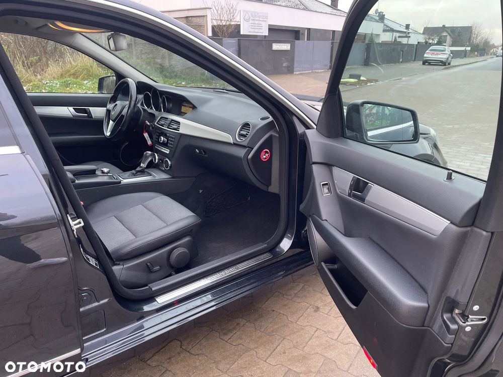Mercedes-Benz Klasa C 180 CGI Automatik BlueEFFICIENCY Avantgarde - 24