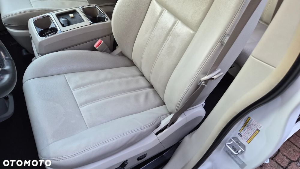 Chrysler Town & Country 3.6 Limited - 8