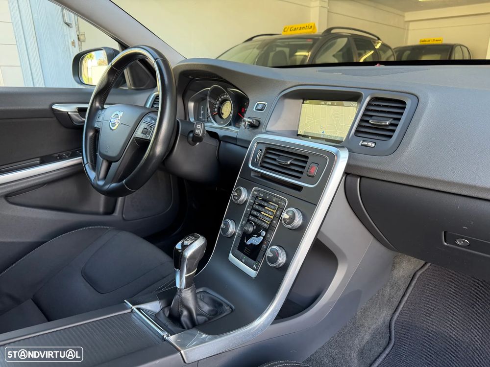 Volvo V60 2.0 D4 Momentum Eco - 17